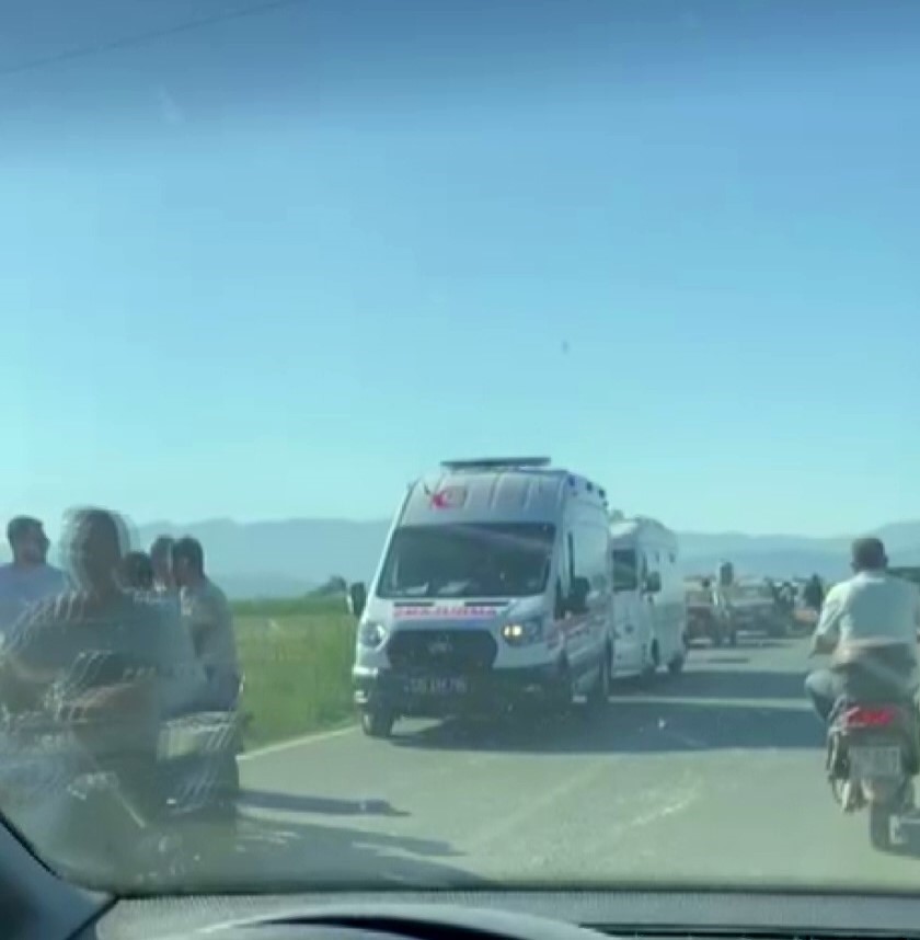 Eğitim amaçlı havalanan bir helikopter, İzmir’in Torbalı ilçesine bağlı Kırbaş Mahallesi’nde mısır tarlasına düştü. Olayda 1 pilot hayatını kaybetti. 