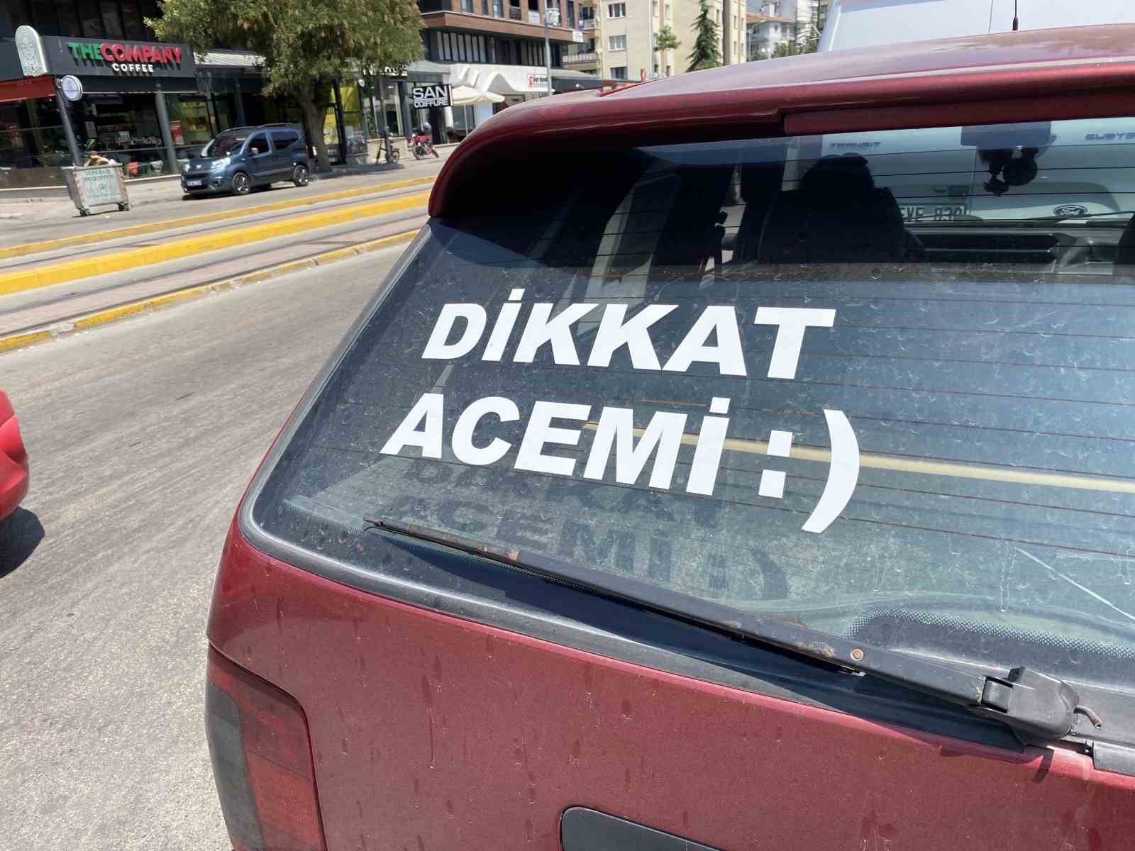 Aracının arka camında ’Dikkat Acemi’ yazıyor, trafikte herkes ondan uzak duruyor 