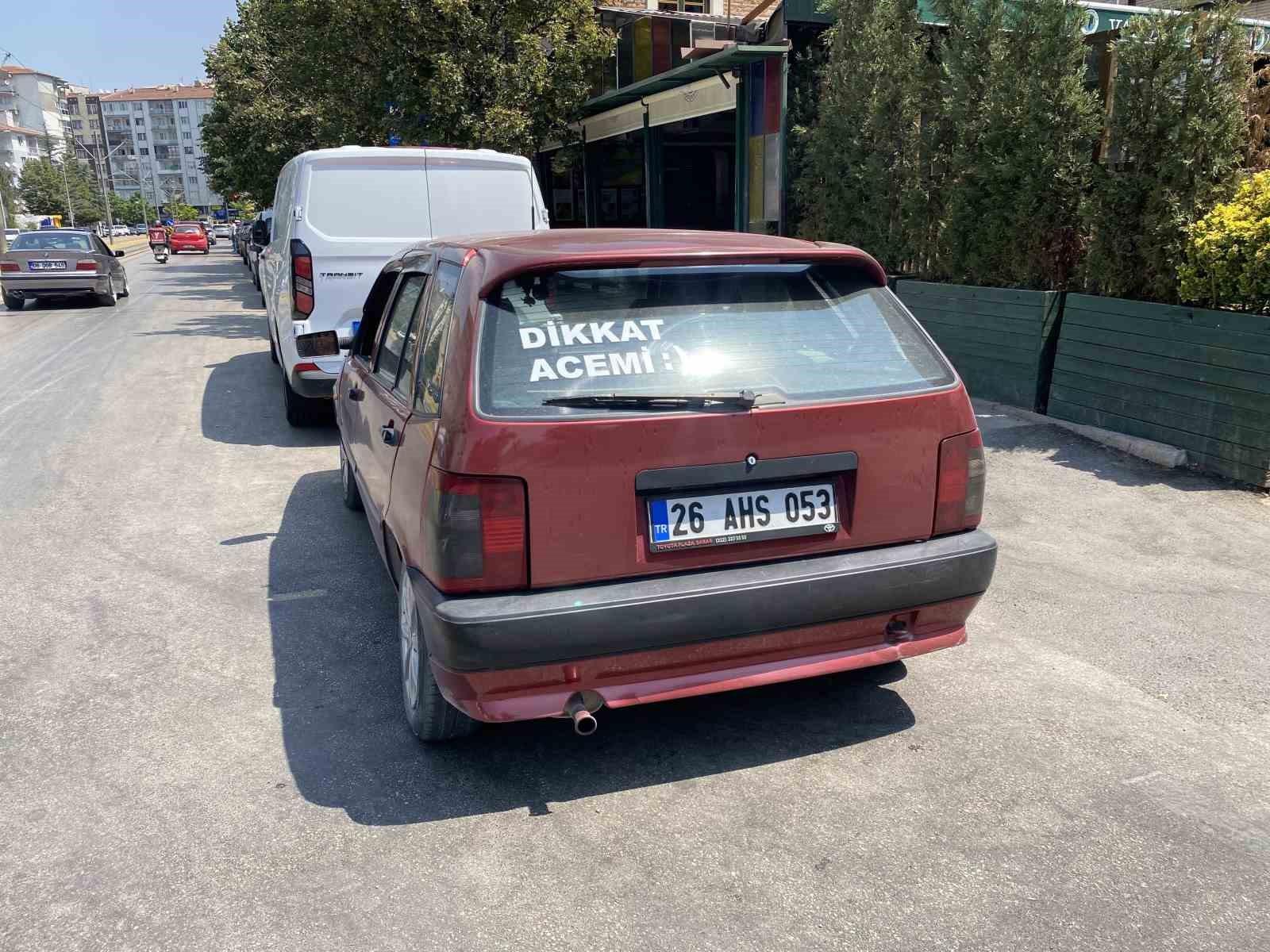 Aracının arka camında ’Dikkat Acemi’ yazıyor, trafikte herkes ondan uzak duruyor 