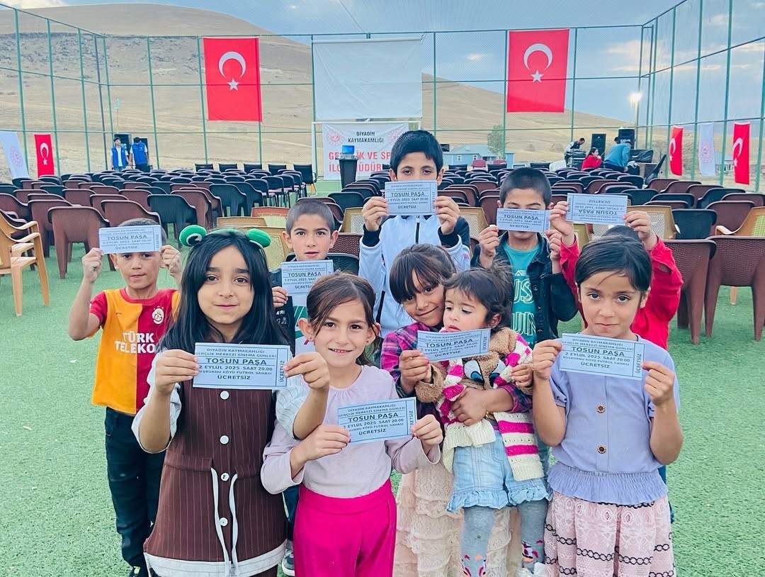 Diyadin’de köy halkına açık hava sineması 