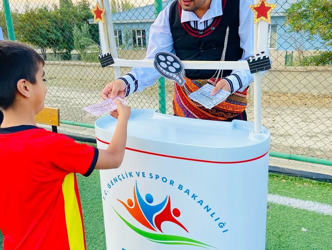 Diyadin’de köy halkına açık hava sineması 