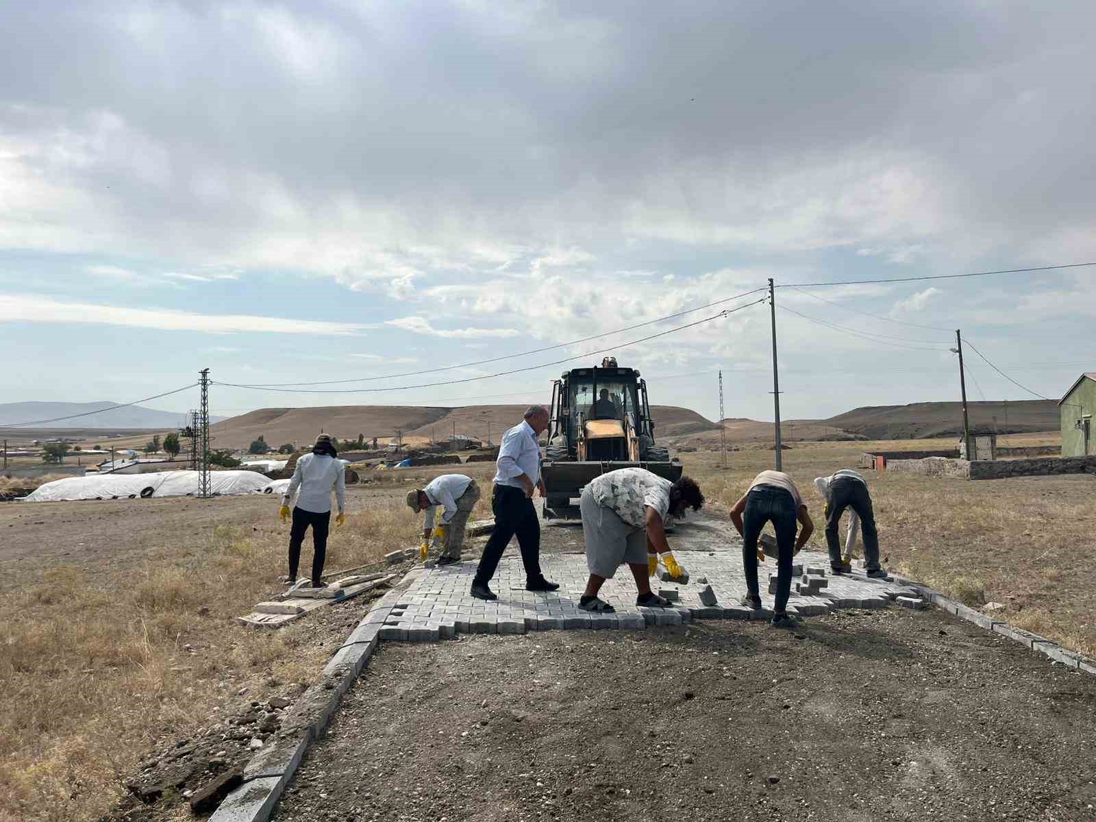 Akyaka’da köy içi yollar kilit parke taş döşeniyor 