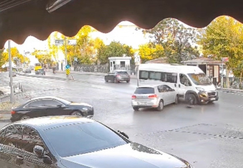 Üsküdar’da aynı noktada peş peşe kazalar kameraya yansıdı 