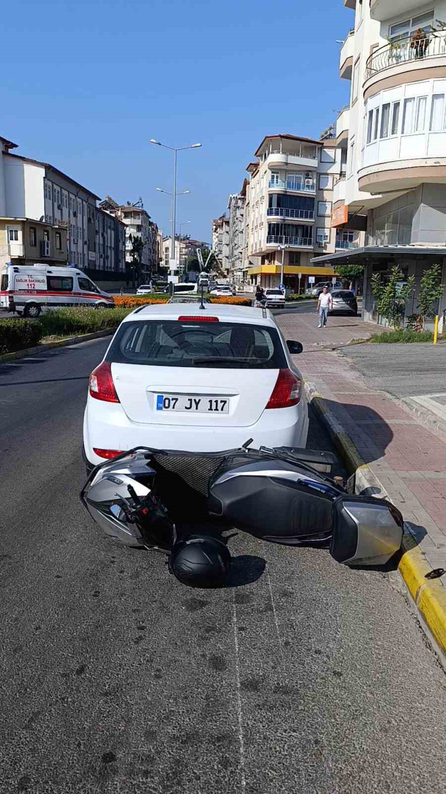 Virajı alamayan motosiklet park halindeki otomobile çarptı: 1 yaralı 