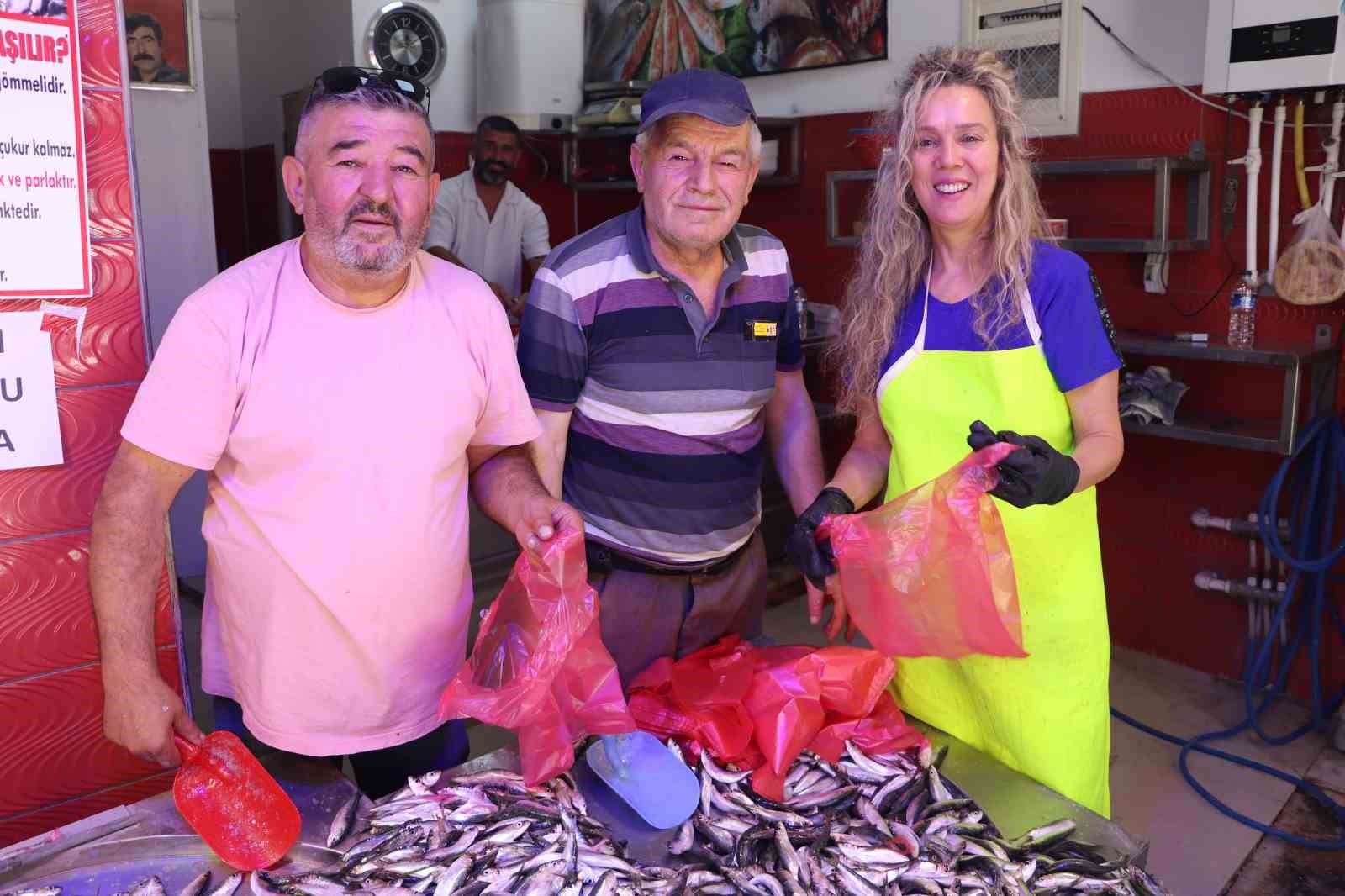 Kandilde bu sefer lokma yerine 1 ton hamsi ücretsiz dağıtıldı 