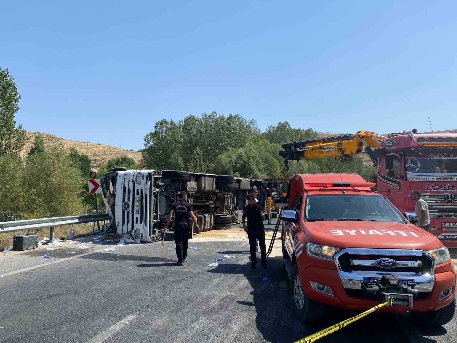 (Düzeltme) Malatya’da devrilen tırın sürücüsü ağır yaralandı 