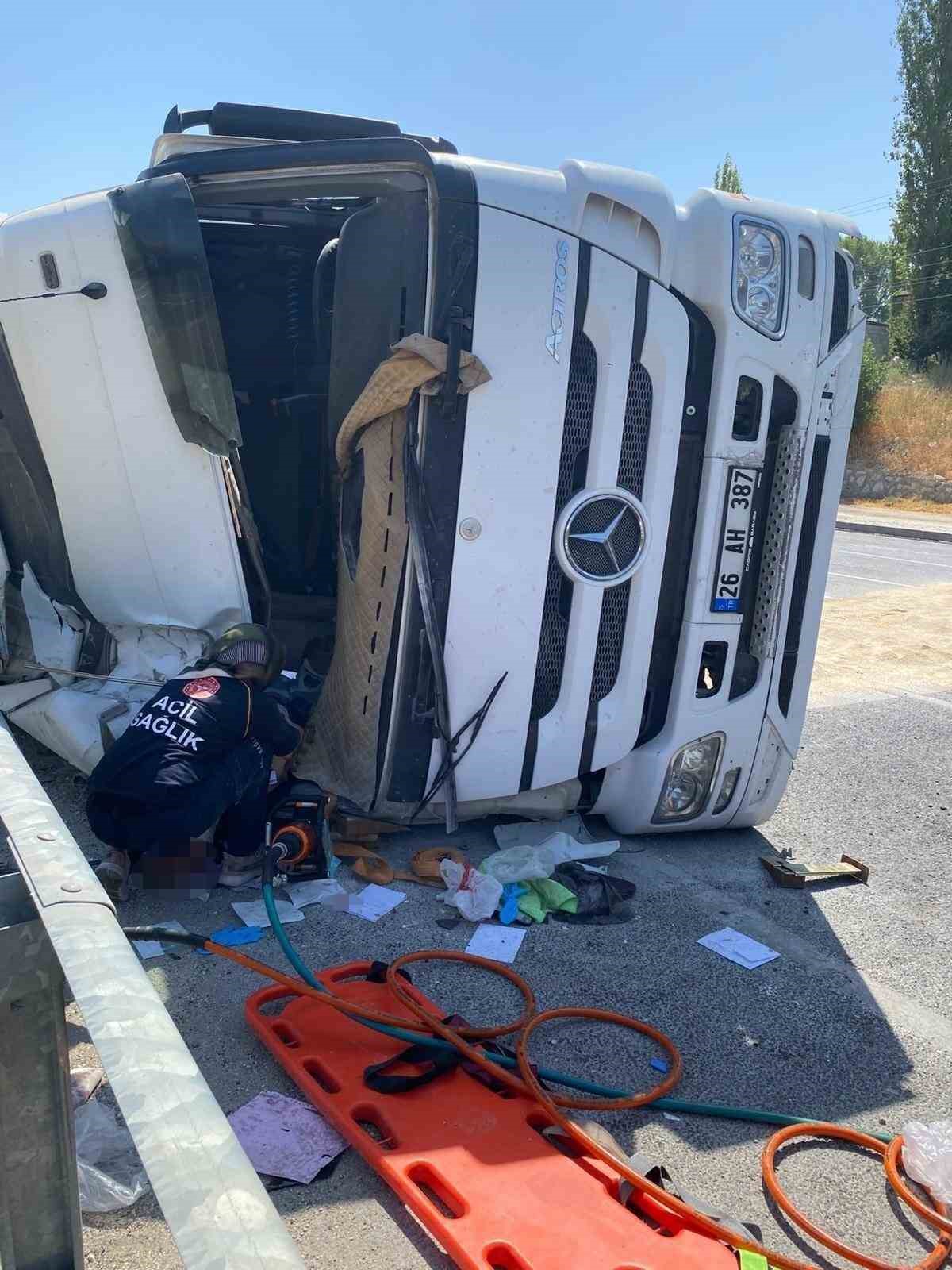 (Düzeltme) Malatya’da devrilen tırın sürücüsü ağır yaralandı 