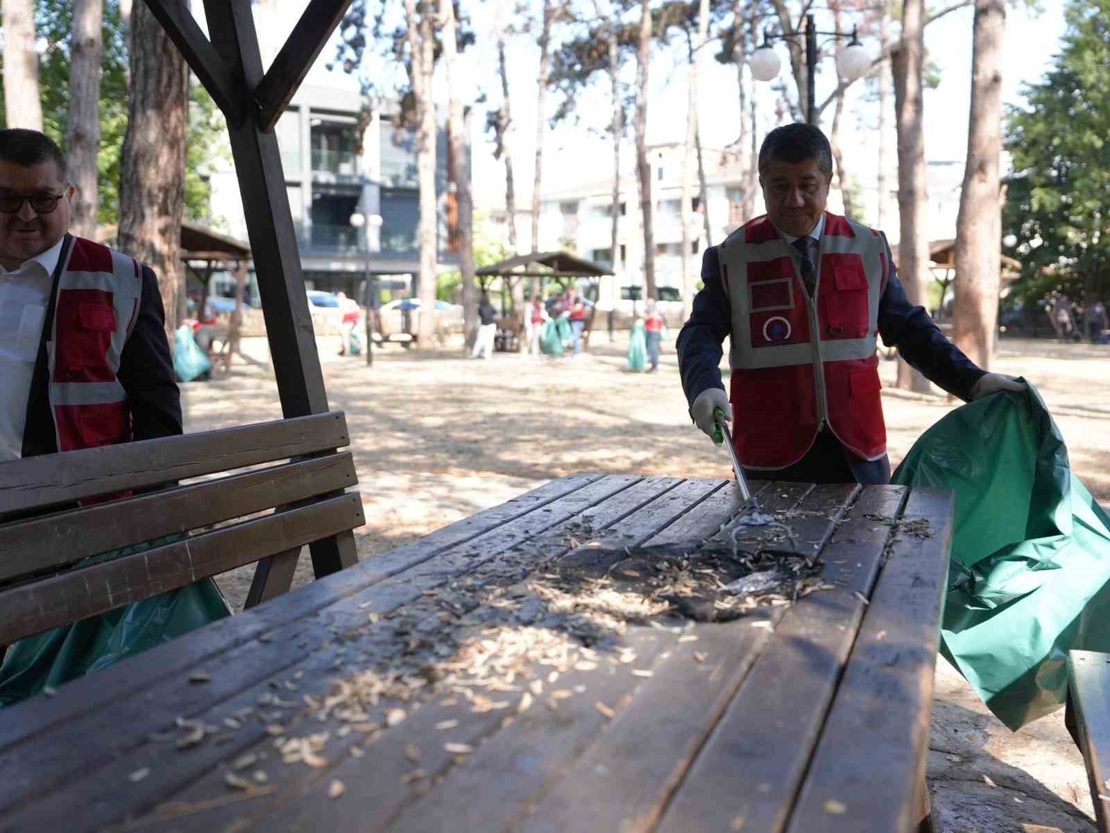 Düzce Belediyesi meclis üyeleri ellerine süpürgeyi aldı 