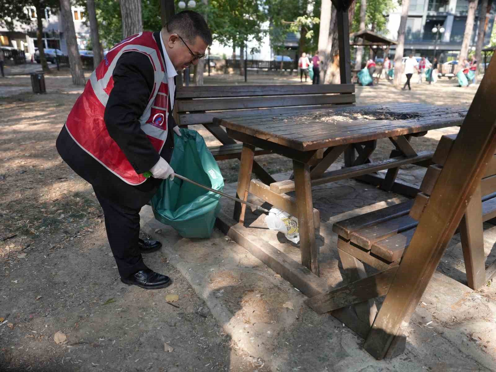 Düzce Belediyesi meclis üyeleri ellerine süpürgeyi aldı 