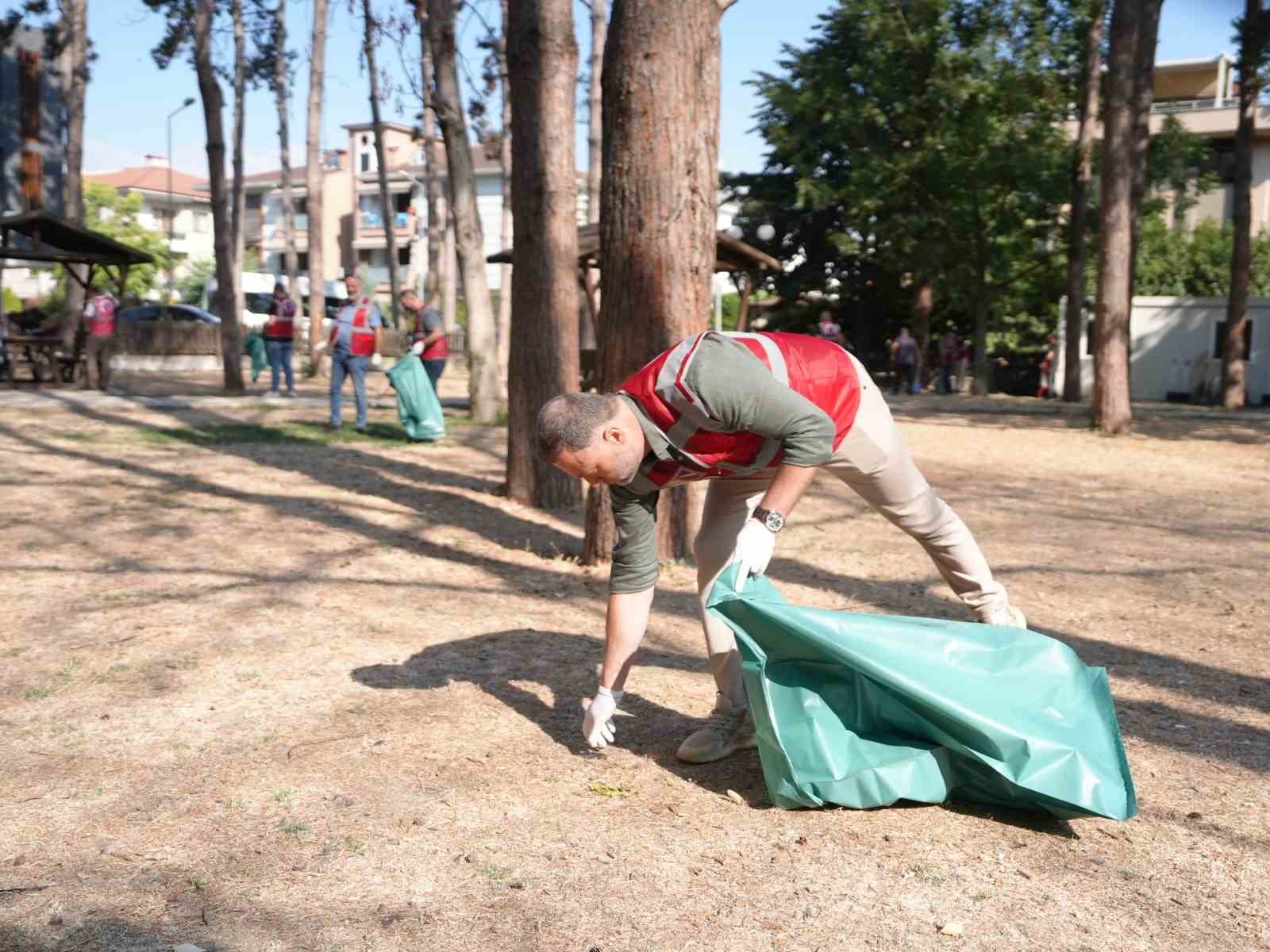 Düzce Belediyesi meclis üyeleri ellerine süpürgeyi aldı 