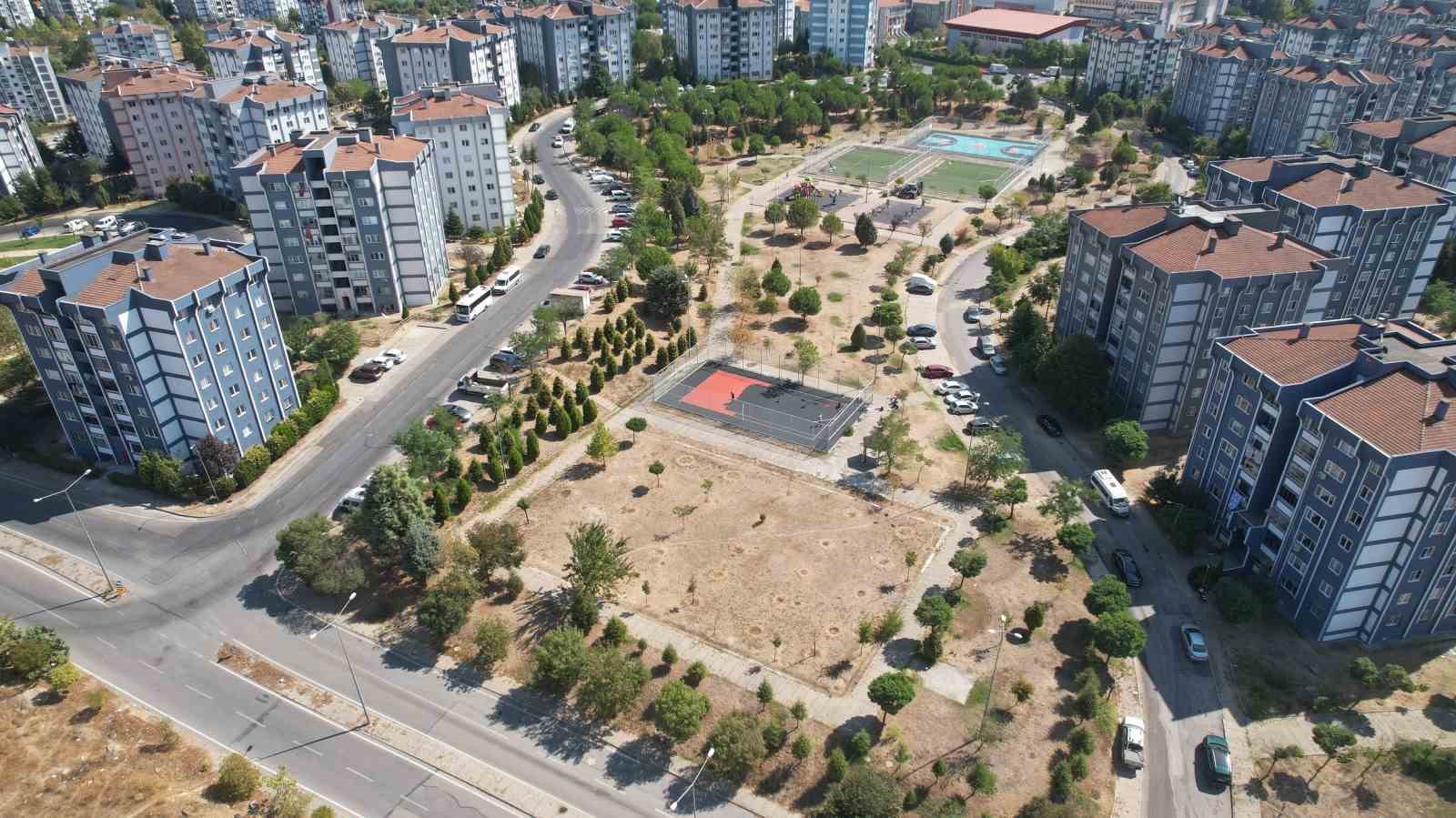 Gençlik parkının spor sahaları yenileniyor 