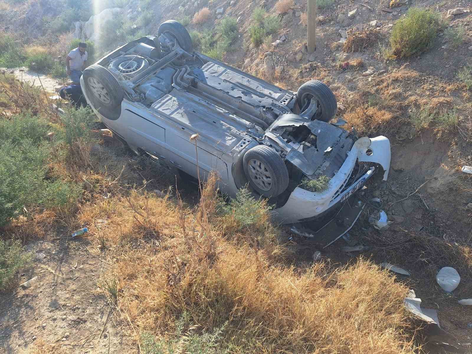 Takla atarak ters dönen hafif ticari araçtaki 7 kişi yaralandı 