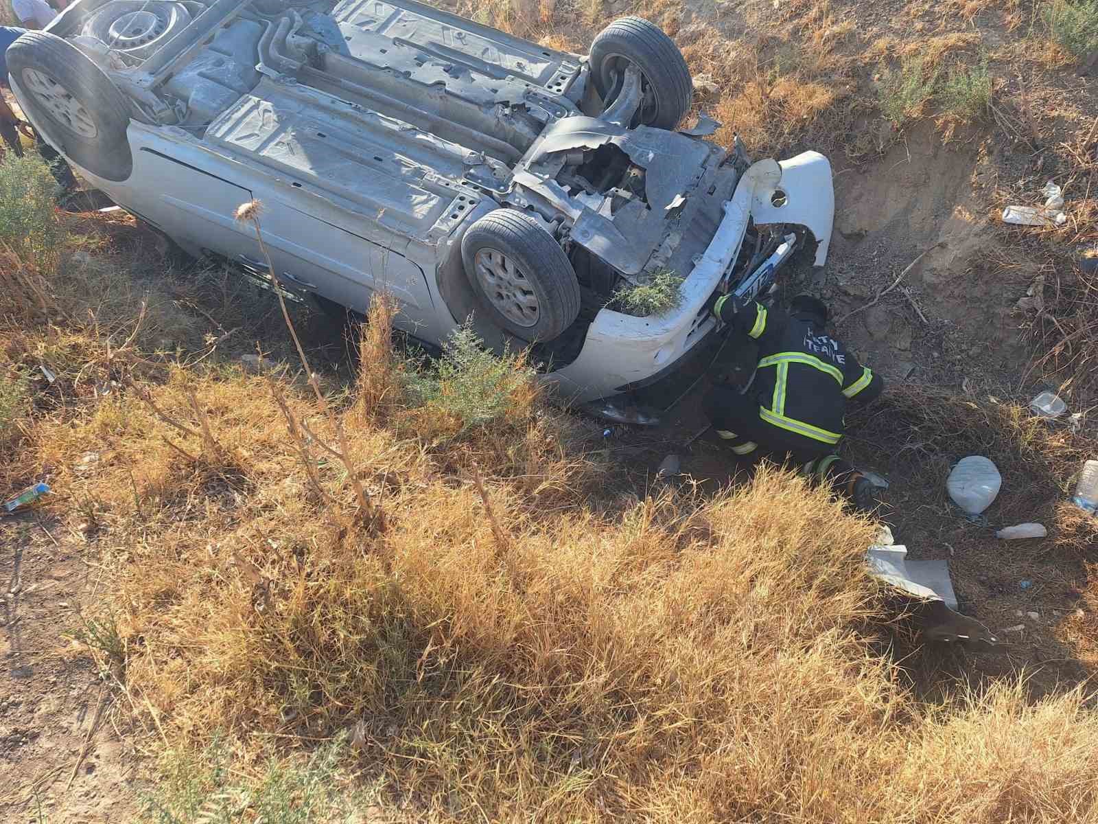 Takla atarak ters dönen hafif ticari araçtaki 7 kişi yaralandı 