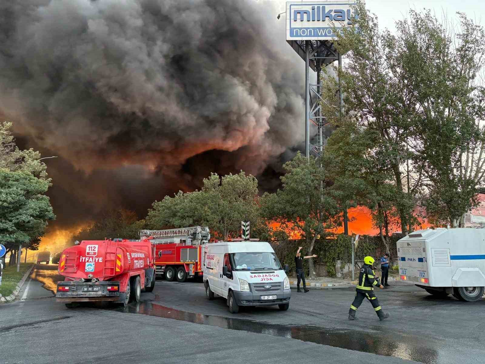 Kayseri’de fabrika yangını: Çok sayıda ekip müdahale ediyor 