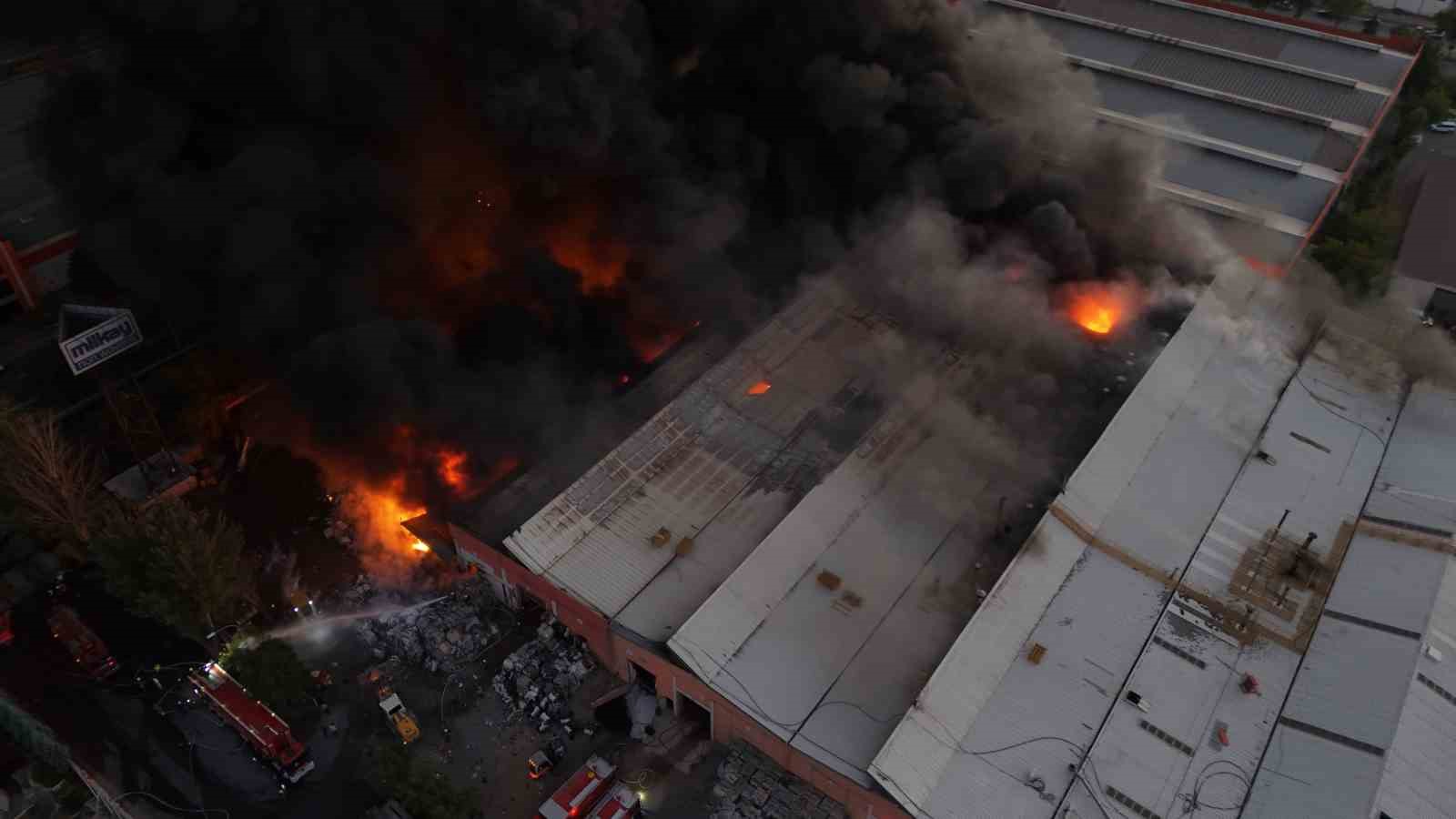 Kayseri’deki fabrika yangını sürüyor: İtfaiye ekipleri yangını söndürmek için yoğun çaba sarf ediyor 
