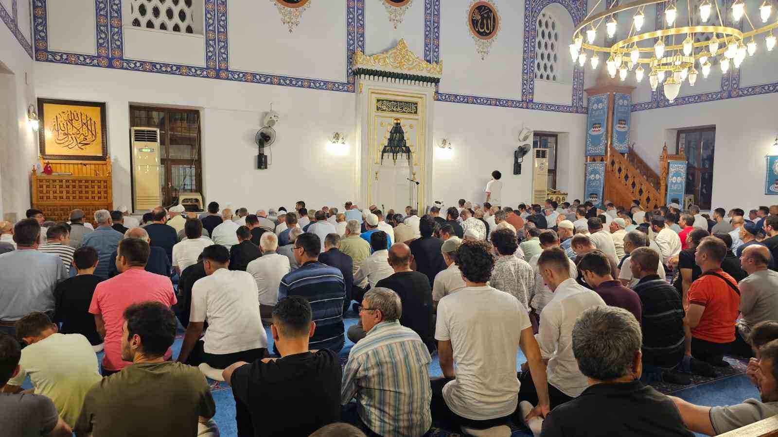 Bandırma’da Mevlid Kandili’nde camiler doldu taştı 