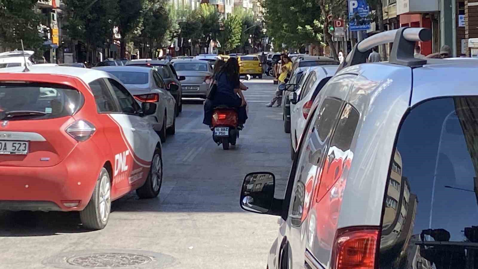Kent merkezinde ilginç görüntü: 3 kadın aynı motosiklete bindi 