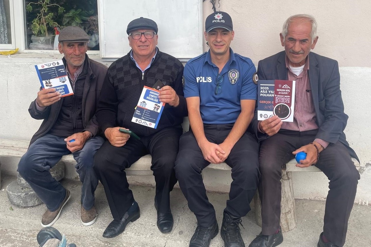 Polisten vatandaşa broşürlü uyarı 