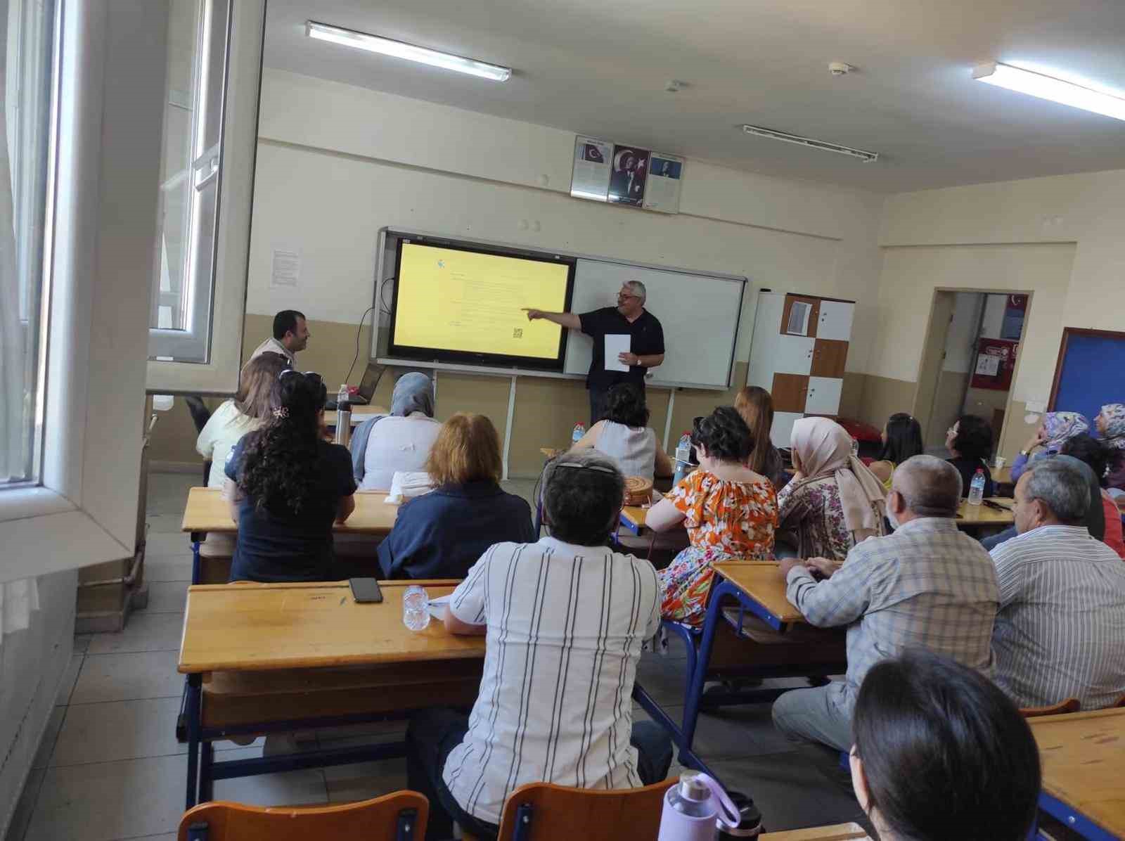 Sarıgöl’de Türkiye Yüzyılı Maarif Modülü Eğitimi Semineri düzenlendi 