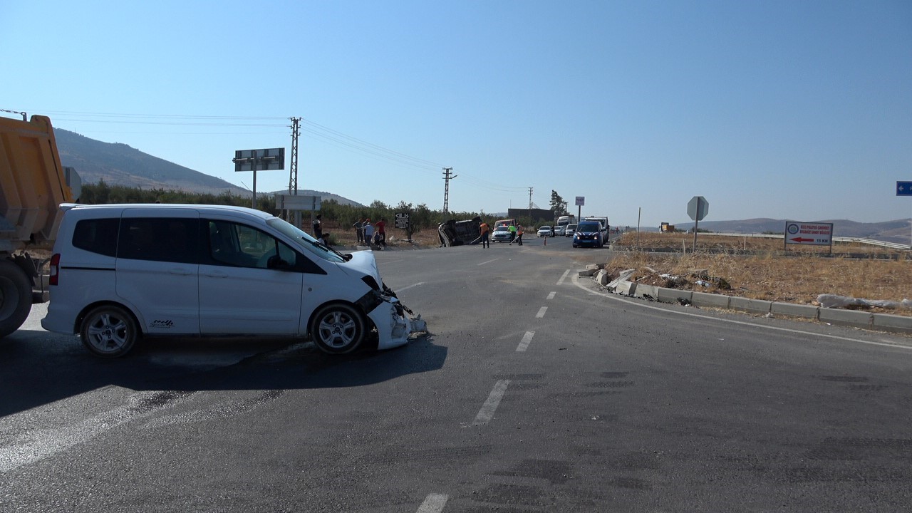 Kilis’te 3 aracın karıştığı kazada 1 kişi öldü, 4 kişi yaralandı 