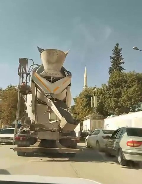 Yola beton dökerek ilerledi 