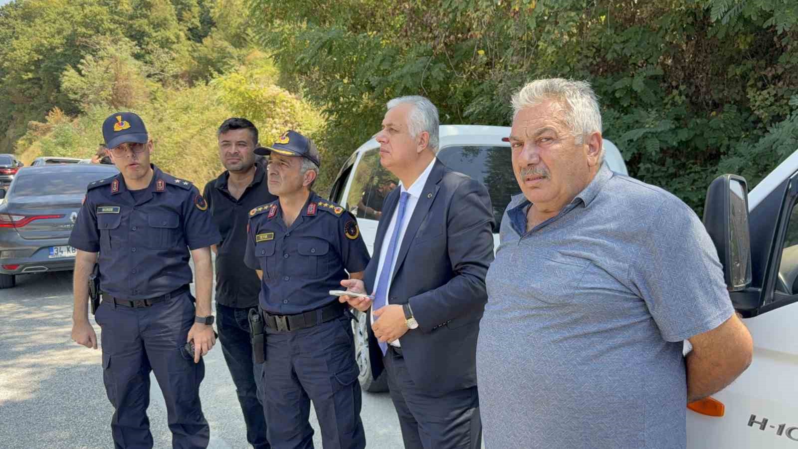 Düzce’deki orman yangınına helikopter ve 20 araçla müdahale sürüyor 
