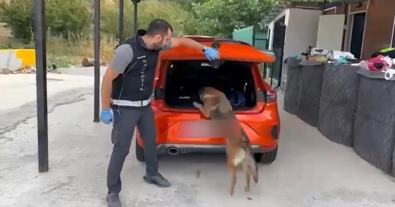 Süpürgeye zulalanmış uyuşturucu ele geçirildi 