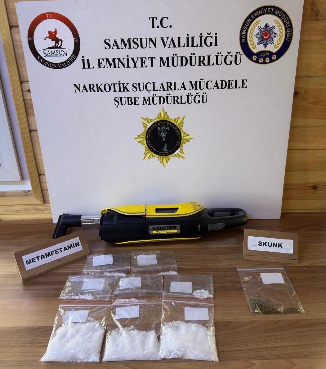 Süpürgeye zulalanmış uyuşturucu ele geçirildi 