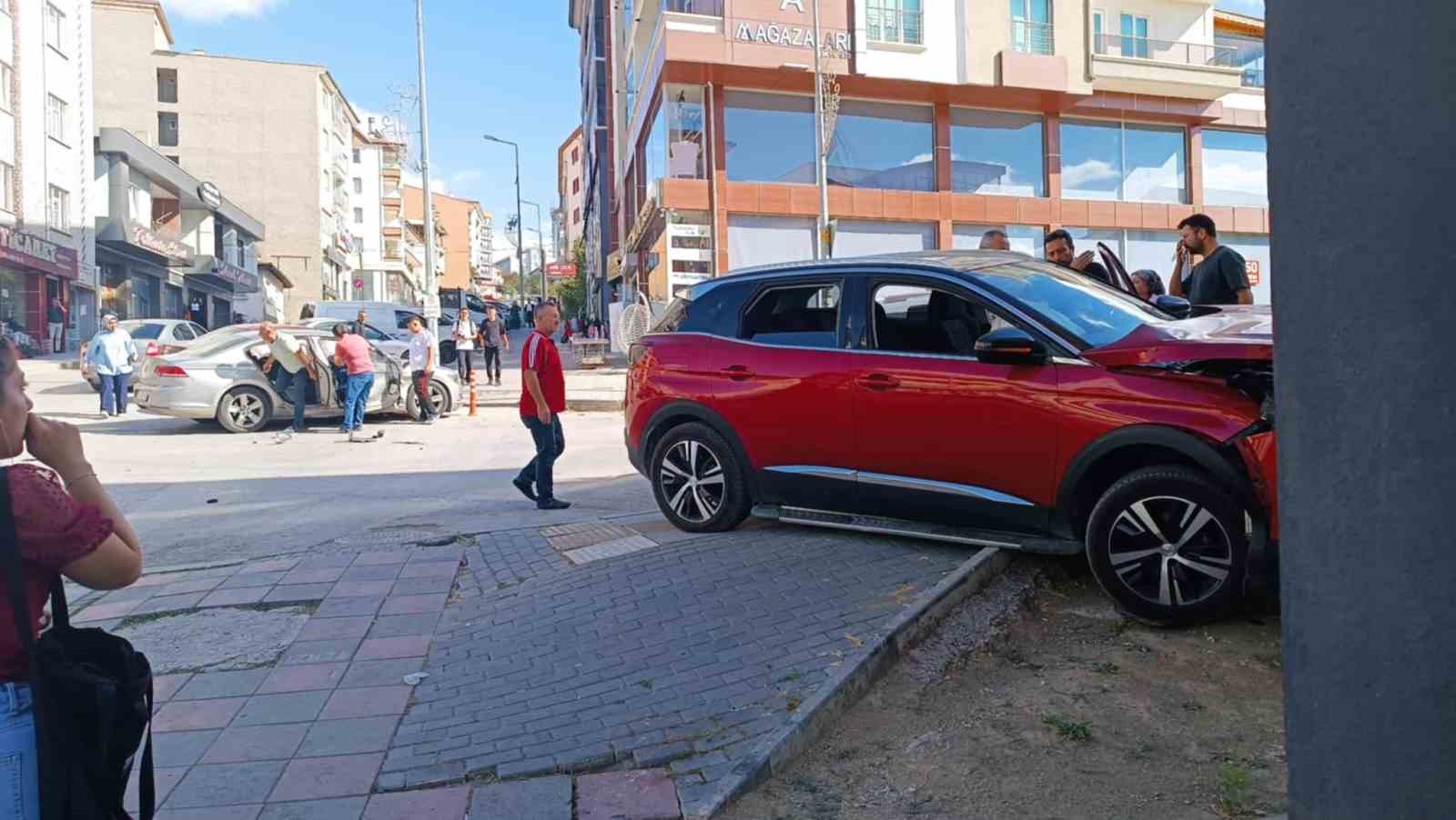 Ankara’da iki otomobilin çarpıştığı kaza paniğe neden oldu