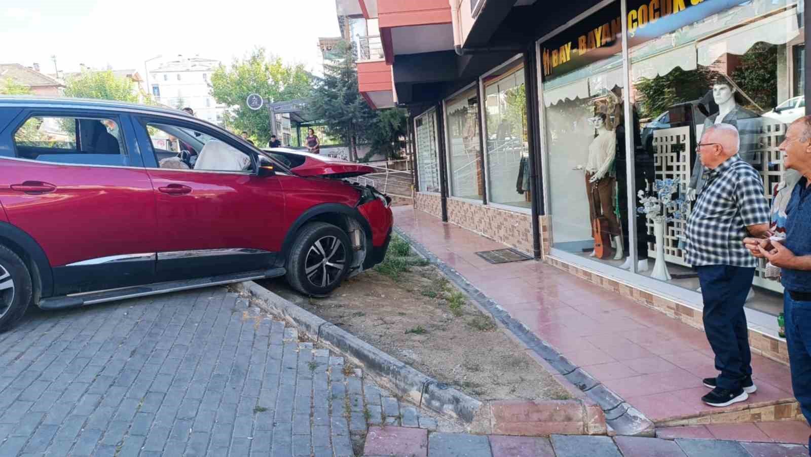 Ankara’da iki otomobilin çarpıştığı kaza paniğe neden oldu 