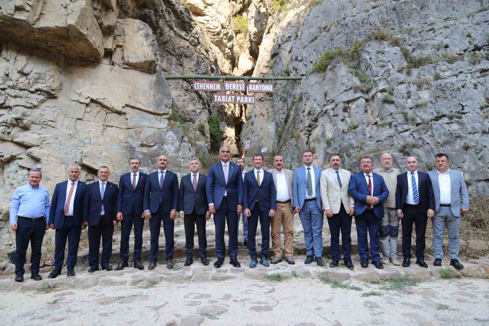 Bakan Ersoy, Cehennem Deresi Kanyonu’nda incelemelerde bulundu