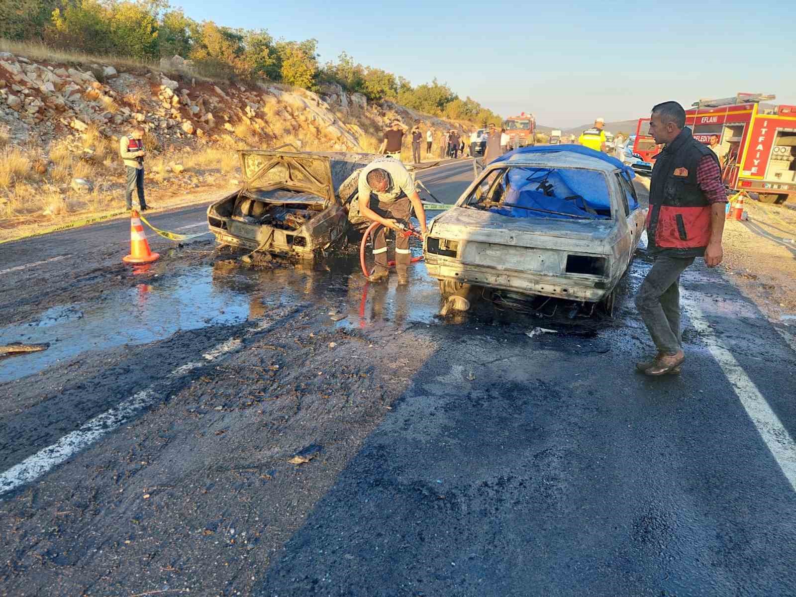 Kafa kafaya çarpışan iki otomobil alev aldı: 3 ölü, 5 yaralı 