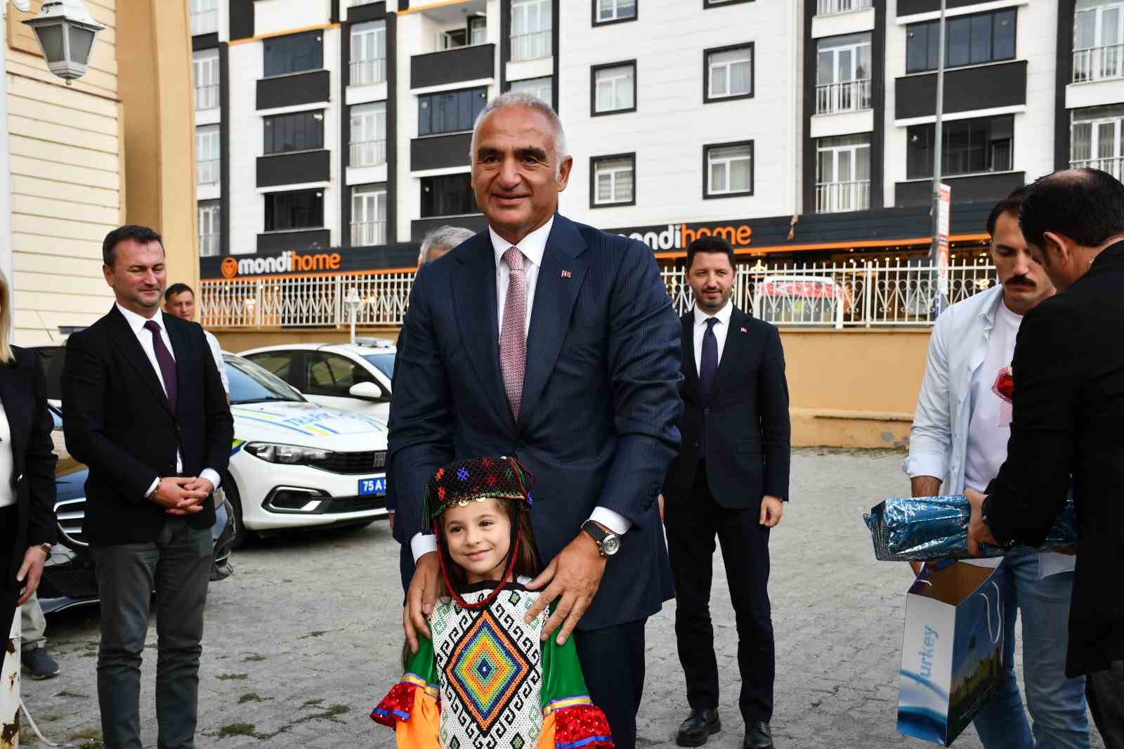 Kültür ve Turizm Bakanı Ersoy, tarihi Ardahan kalesinde inceleme yaptı 
