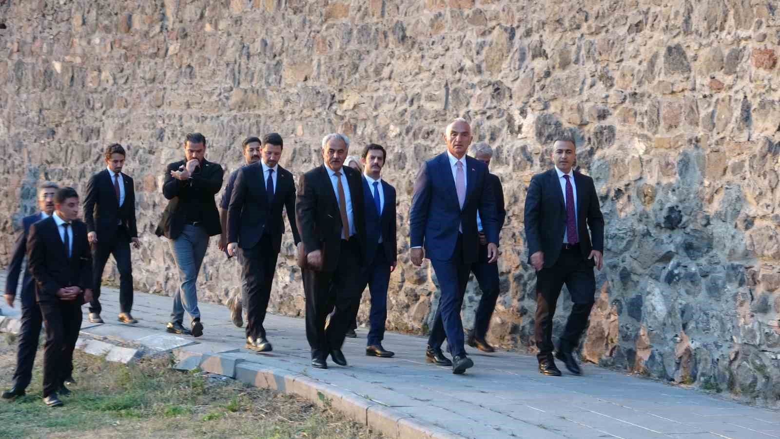 Kültür ve Turizm Bakanı Ersoy, tarihi Ardahan kalesinde inceleme yaptı 