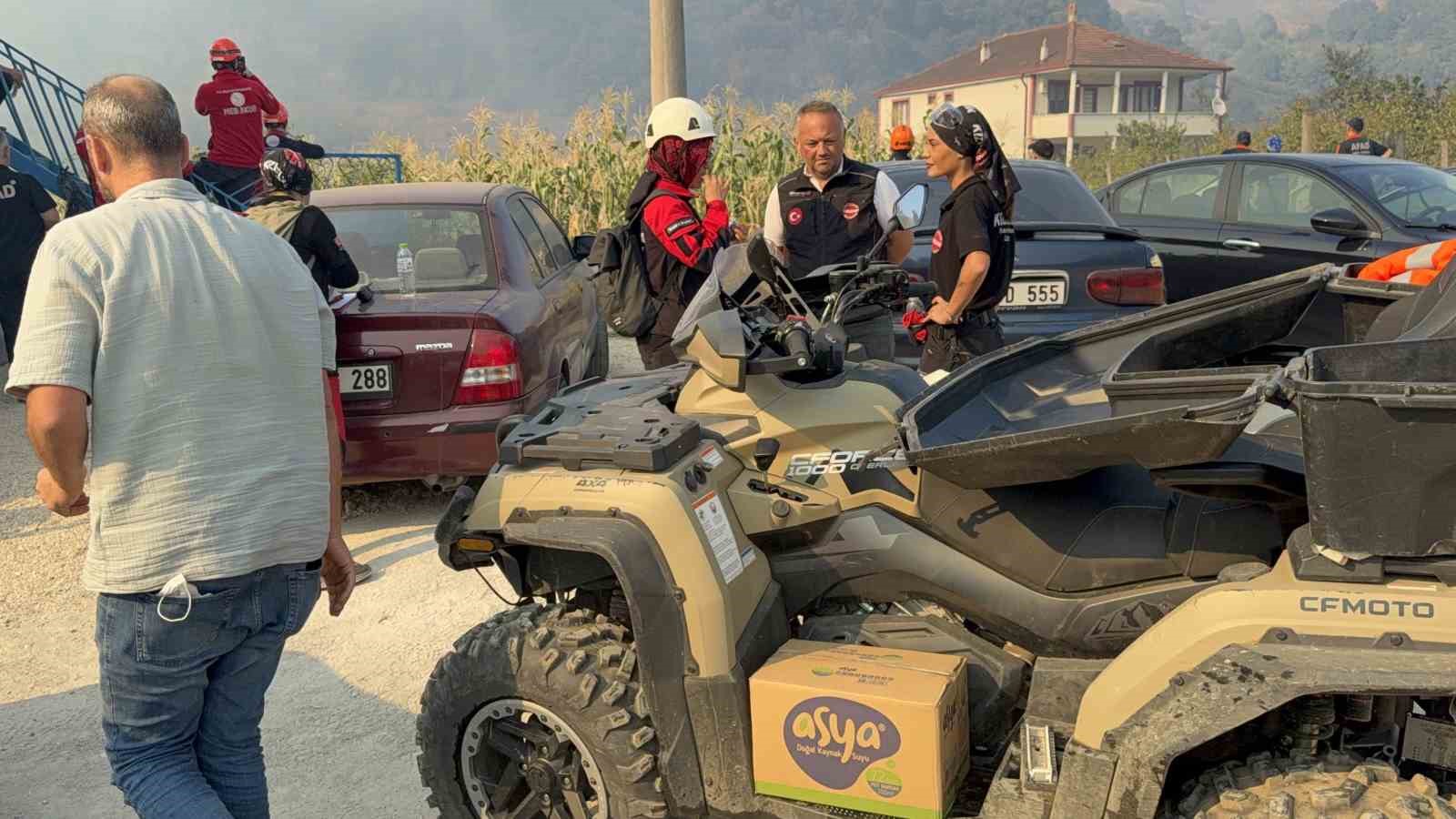 Düzceliler birlik oldu, yangına müdahale eden ekiplere tam destek verdi 