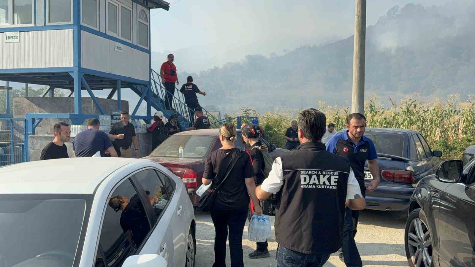 Düzceliler birlik oldu, yangına müdahale eden ekiplere tam destek verdi 