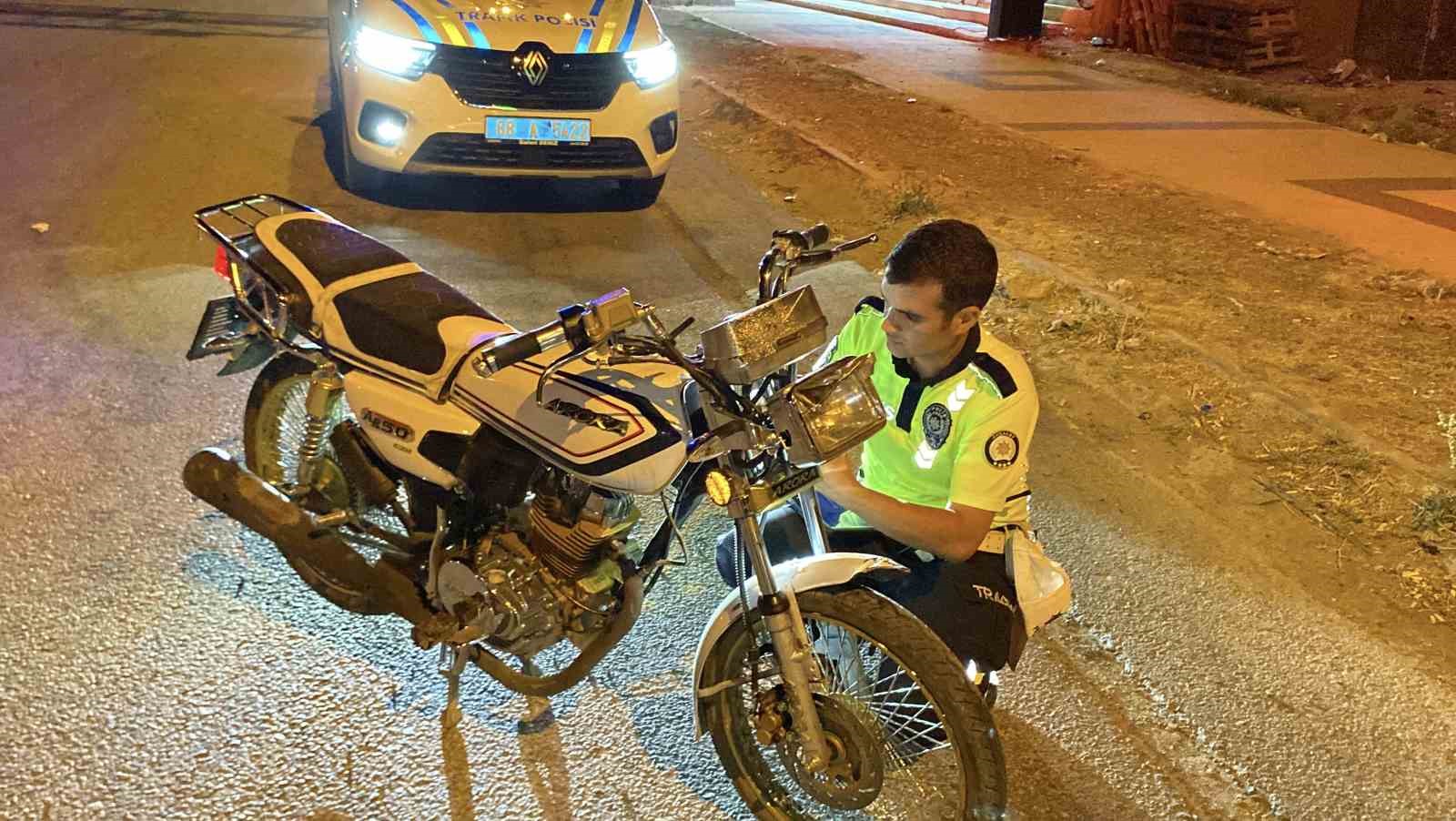 Kazaya karışan plakasız motosiklet trafikten men edildi 