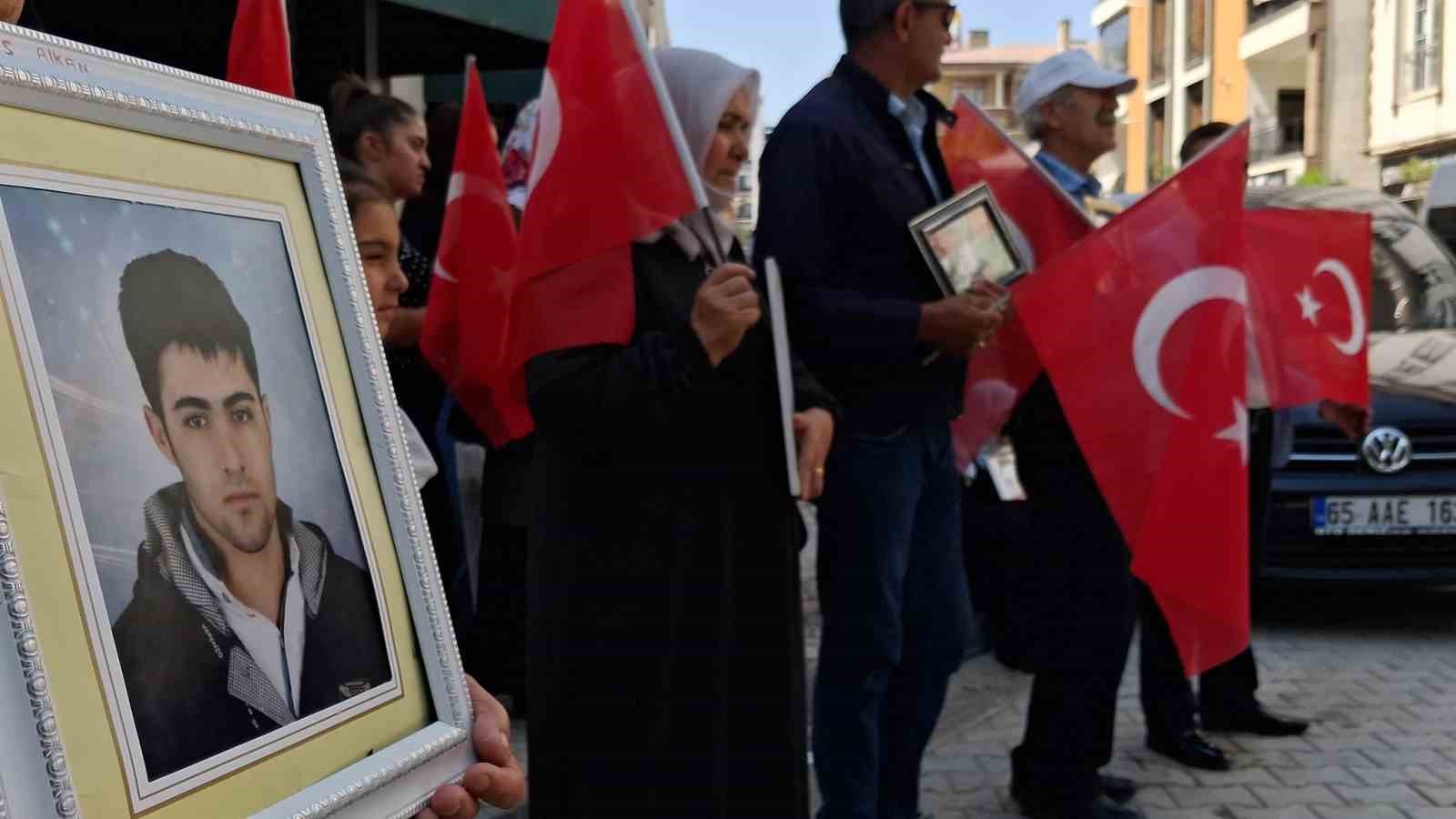 Vanlı anneler evlatlarını bekliyor 