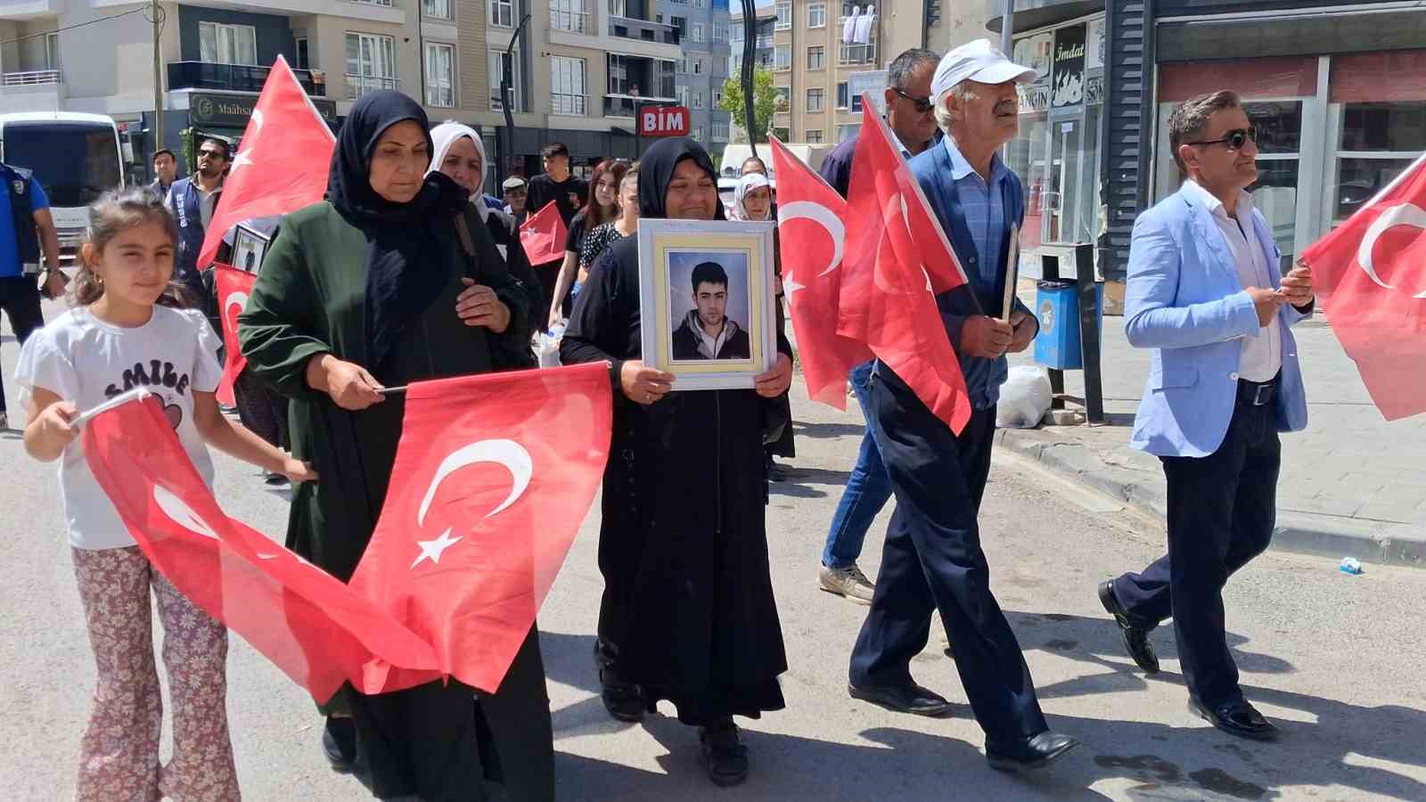 Vanlı anneler evlatlarını bekliyor 