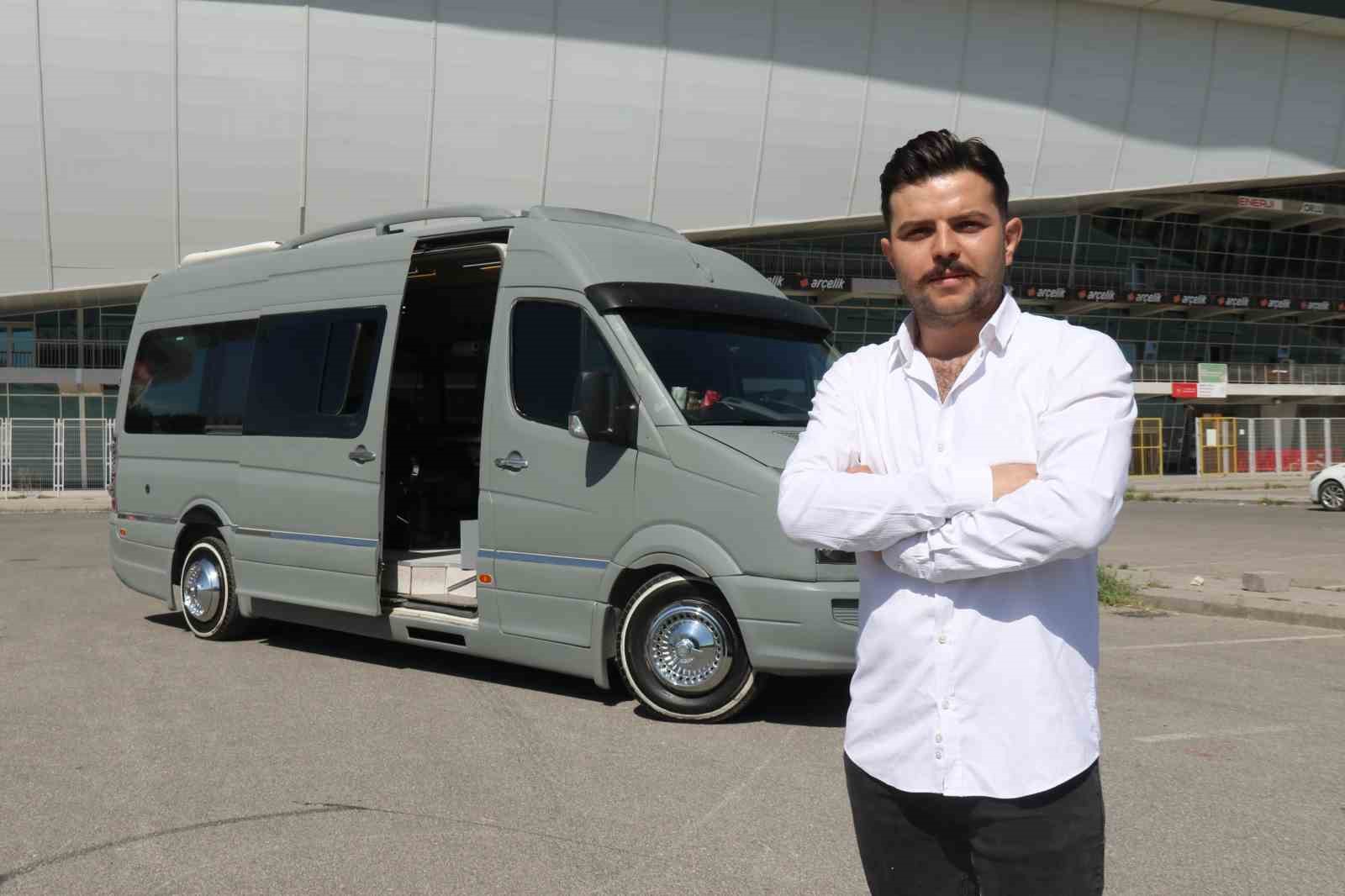(ÖZEL) Tek telefonla müşterinin ayağına giden berber dükkânı 