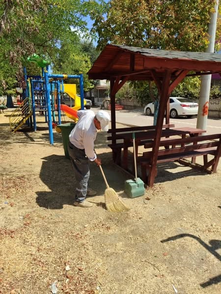 Bayırköy’de park ve spor alanlarında yoğun temizlik çalışması 