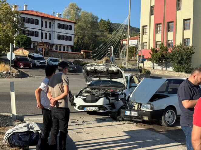 2 otomobil kafa kafaya çarpıştı 