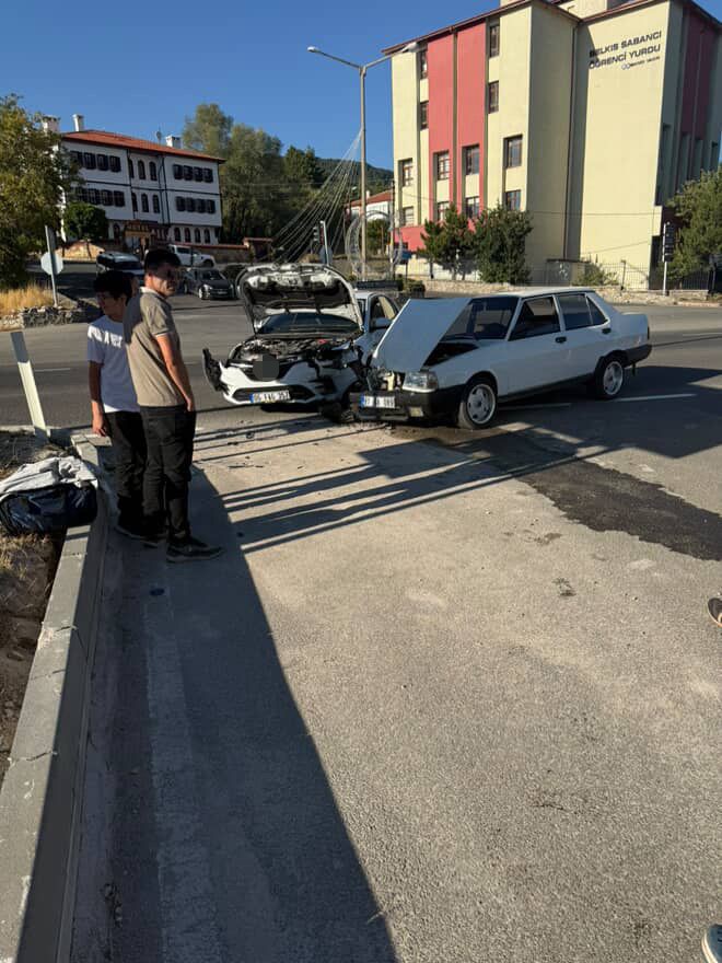 2 otomobil kafa kafaya çarpıştı 