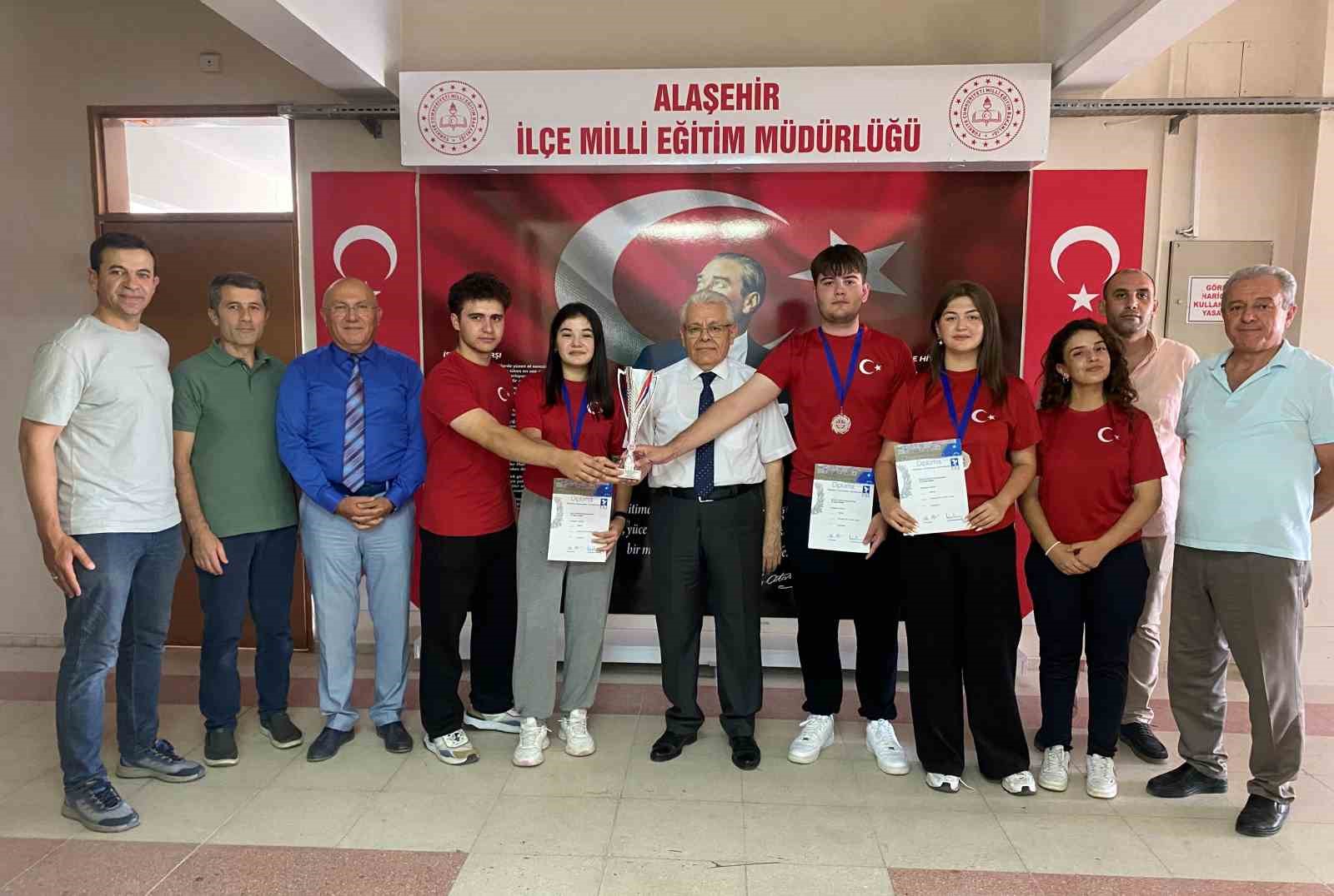 Şampiyonlar Alaşehir’de alkışlarla karşılandı 
