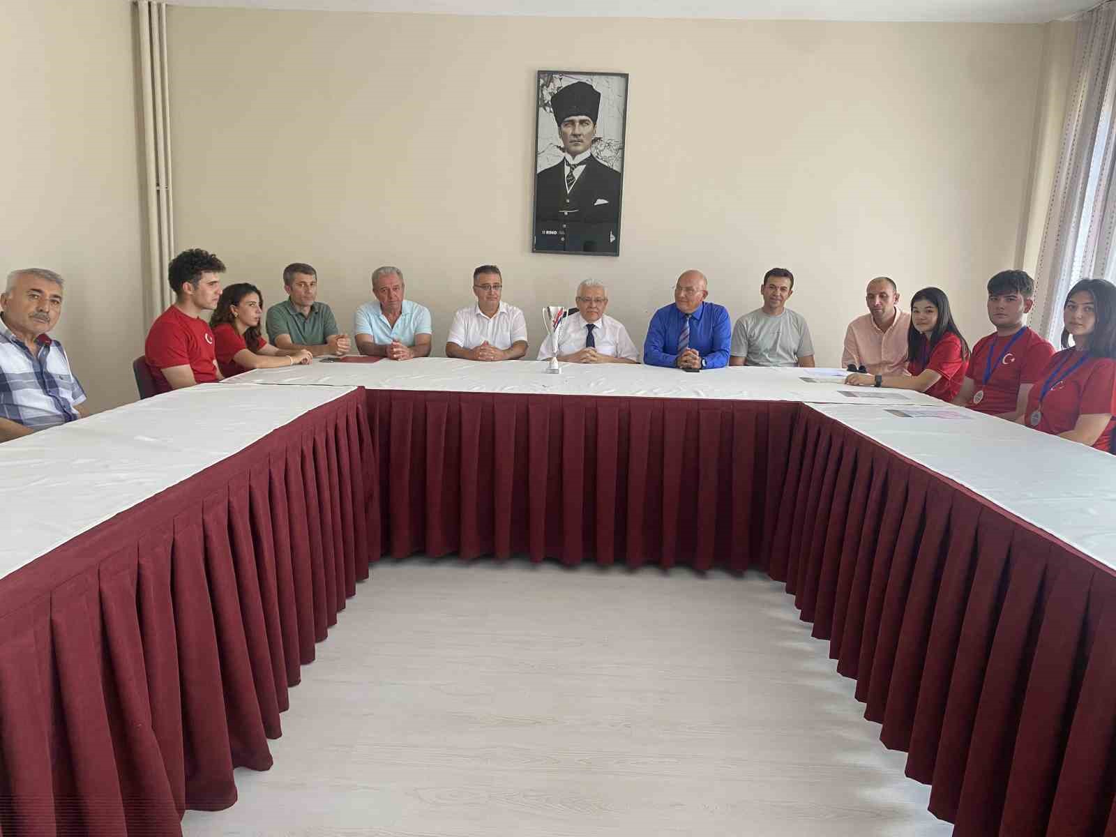 Şampiyonlar Alaşehir’de alkışlarla karşılandı 