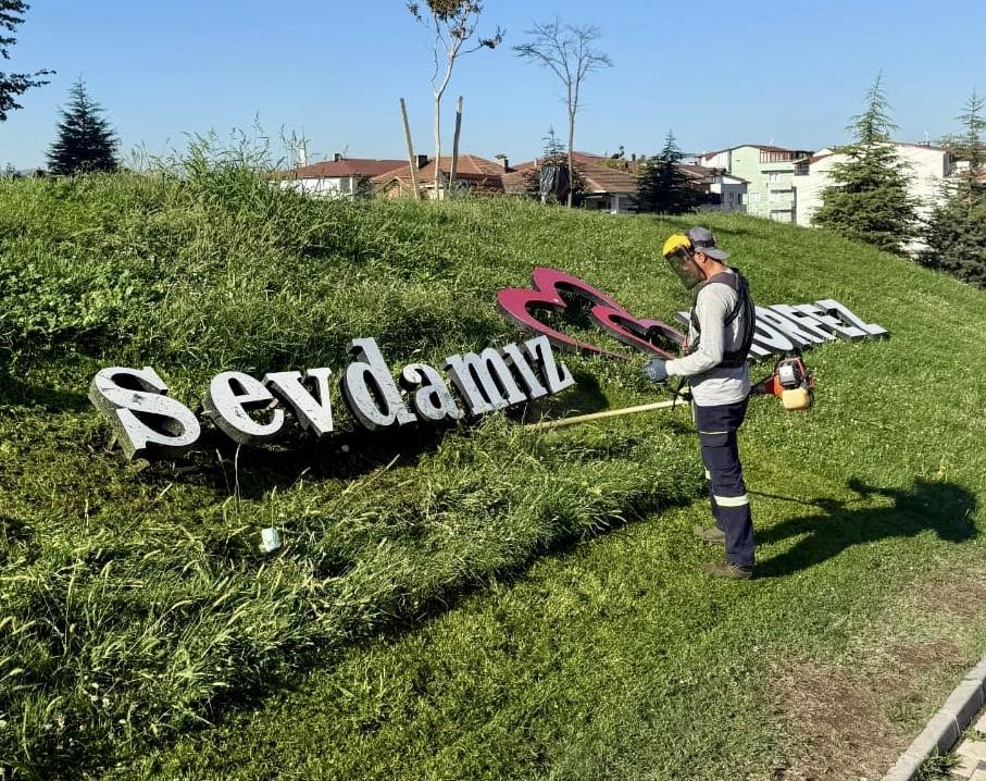Körfez’de park ve bahçelere bakım işlemi 
