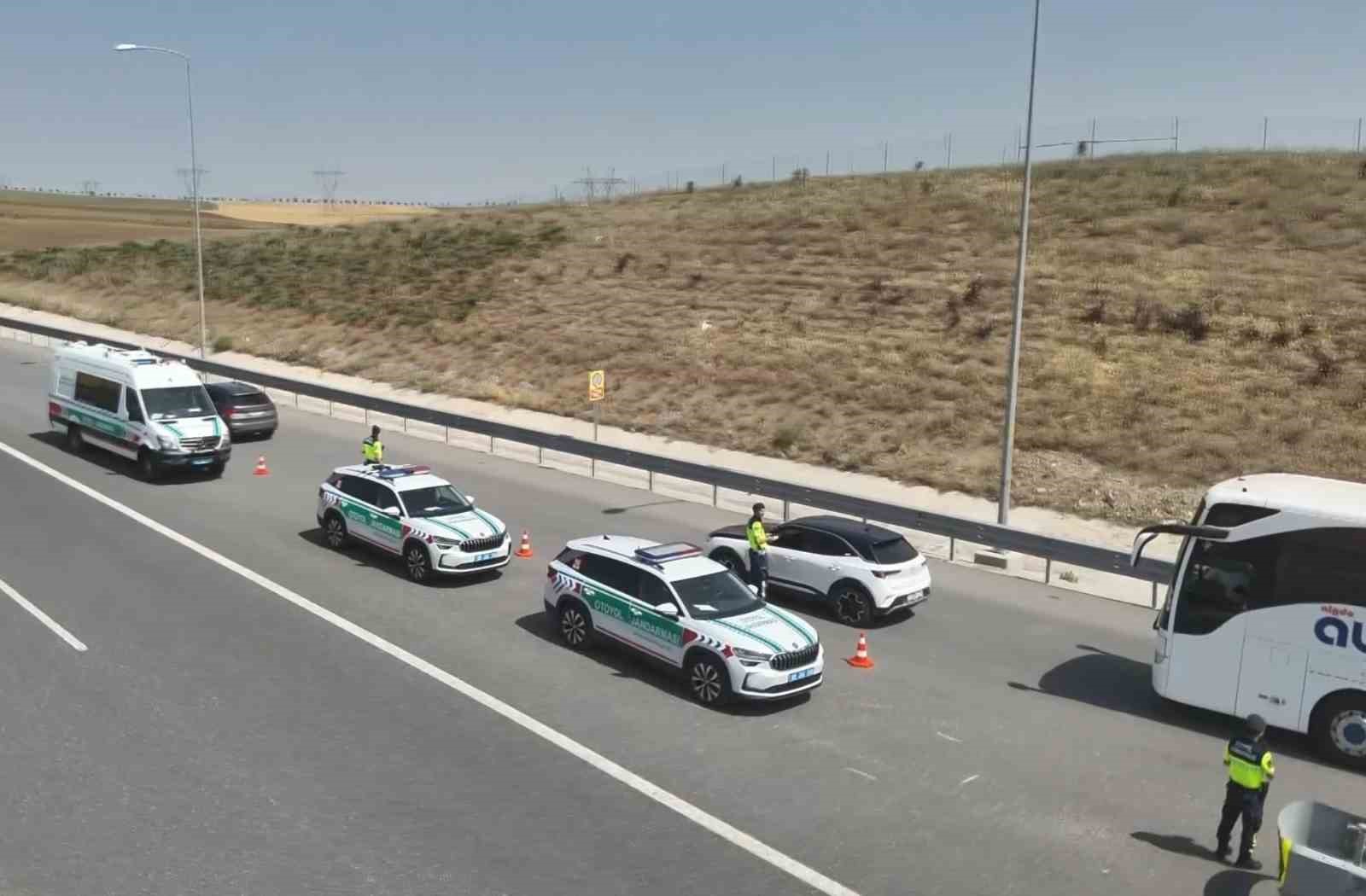 Aksaray trafik jandarması otoyolda denetimde 
