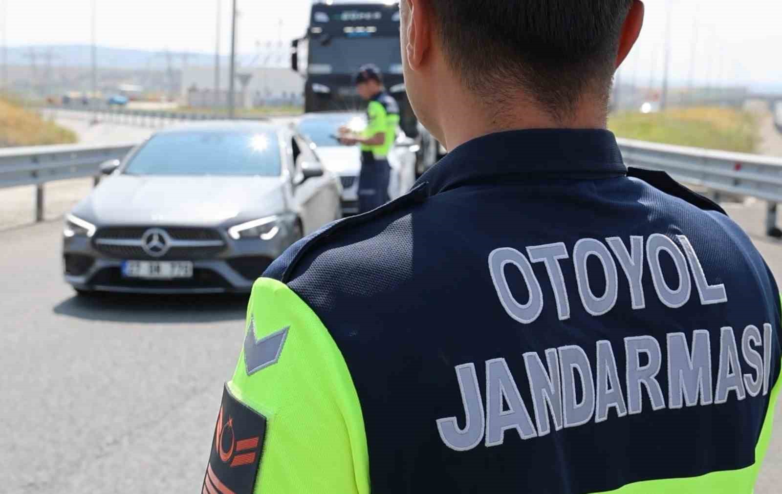 Aksaray trafik jandarması otoyolda denetimde 