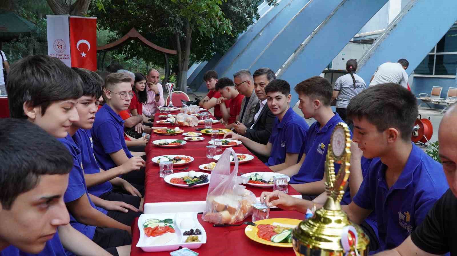 Şampiyonlar aynı sofrada buluştu 