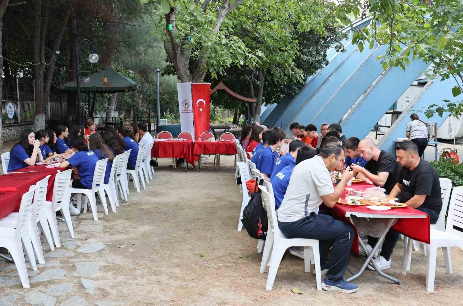 Şampiyonlar aynı sofrada buluştu 